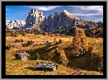 Włochy, Płaskowyż Seiser Alm, Dolina Val Gardena, Góry Sassolungo, Dolomity, Domy, Drzewa, Jesień