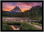 Jezioro, Antorno Lake, Mostek, Góry, Dolomity, Masyw, Tre Cime di Lavaredo, Drzewa, Las, Zachód słońca, Mgła, Chmury, Prowincja Belluno, Włochy