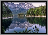 Góry, Alpy Bawarskie, Szczyt Zugspitze, Jezioro Eibsee, Drzewa, Odbicie, Bawaria, Niemcy