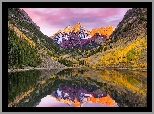 Góry Skaliste, Szczyty Maroon Bells, Jezioro Maroon Lake, Odbicie, Drzewa, Jesień, Kolorado, Stany Zjednoczone