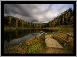 Góry, Dolomity, Las, Drzewa, Jezioro, Antorno Lake, Mostek, Trawa, Chmury, Jesień, Włochy