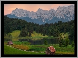 Góry Karwendel, Jezioro Geroldsee, Las, Drzewa, Drewniane, Domki, Miejscowość Krun, Bawaria, Niemcy