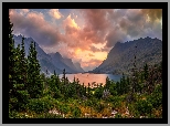 Park Narodowy Glacier, Jezioro, Saint Mary Lake, Góry, Drzewa, Krzewy, Niebo, Chmury, Stany Zjednoczone