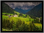 Góry, Dolomity, Wieś, Santa Maddalena, Dolina, Val di Funes, Drzewa, Lasy, Domy, Droga, Chmury, Włochy