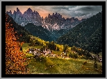 Góry, Dolomity, Wieś, Santa Maddalena, Dolina Val di Funes, Drzewa, Lasy, Jesień, Domy, Droga, Włochy