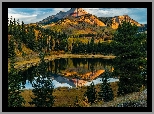 Stany Zjednoczone, Kolorado, Góry, San Juan Mountains, Jezioro, Boyce Lake, Jesień, Drzewa, Odbicie