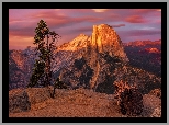 Góry, Rozświetlona, Góra, Half Dome, Skały, Drzewa, Zachód słońca, Park Narodowy Yosemite, Kalifornia, Stany Zjednoczone