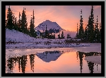 Zima, Góry, Jezioro, Tipsoo Lake, Drzewa, Odbicie, Wschód słońca, Park Narodowy Mount Rainier, Stratowulkan Mount Rainier, Stan Waszyngton, Stany Zjednoczone