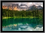 Jezioro, Lago di Carezza, Góry, Alpy, Dolomity, Las, Drzewa, Chmury, Południowy Tyrol, Włochy