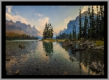 Park Narodowy Jasper, Jezioro, Maligne Lake, Góry, Drzewa, Lasy, Chmury, Odbicie, Alberta, Kanada