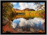 Jezioro, Mirror Lake, Drzewa, Jesień, Góry, Chmury, Tuftonboro, Stan New Hampshire, Stany Zjednoczone