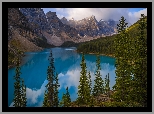 Kanada, Prowincja Alberta, Park Narodowy Banff, Jezioro Moraine, Drzewa, Chmury, Góry