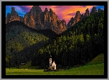 Włochy, Południowy Tyrol, Góry, Dolomity, Kościół św Jana, Wieś, Santa Maddalena, Dolina Val di Funes, Drzewa, Trawa, Chmury