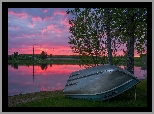 Zachód słońca, Różowe, Niebo, Jezioro, Sand Lake, Łódka, Drzewa, Trawa, Wisconsin, Stany Zjednoczone