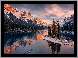 Park Narodowy Jasper, Jezioro, Maligne Lake, Góry, Drzewa, Lasy, Kajak, Zachód słońca, Zima, Alberta, Kanada