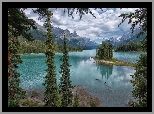 Park Narodowy Jasper, Jezioro Maligne, Wyspa Ducha, Drzewa, Lasy, Góry, Chmury, Alberta, Kanada