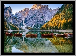 Włochy, Południowy Tyrol, Jezioro, Pragser Wildsee, Lago di Braies, Góry, Dolomity, Łódki, Drzewa, Odbicie