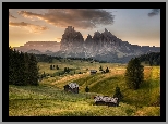 Dolomity, Góry, Sassolungo, Płaskowyż Seiser Alm, Dolina, Val Gardena, Drzewa, Chmury, Drewniane, Domy, Włochy