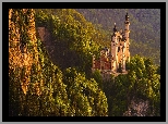 Niemcy, Bawaria, Schwangau, Zamek Neuschwanstein, Drzewa, Skały